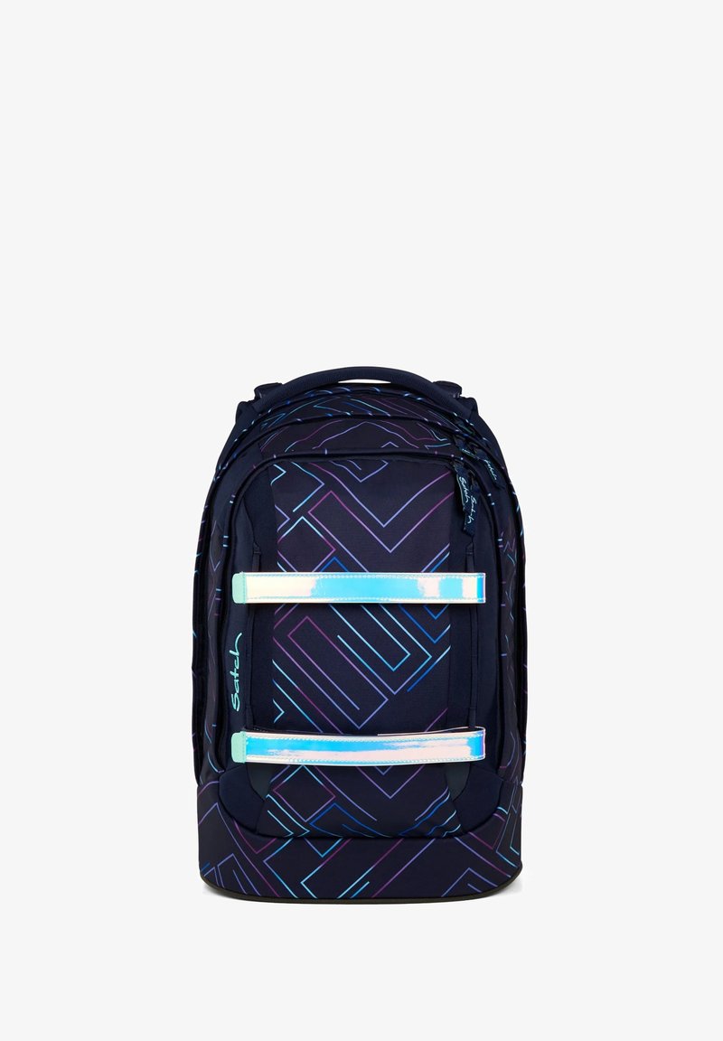 Zaino navy con motivo geometrico in blu e viola, dotato di due spallacci riflettenti e tessuto testurizzato. Spallacci regolabili imbottiti.