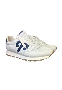 Scarpe da ginnastica bianche con accenti blu navy, dotate di una parte superiore in pelle liscia e mesh, con un marchio ben visibile sulla linguetta e una suola in gomma testurizzata.