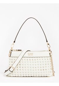 Biała pleciona torebka z złotym zamkiem błyskawicznym, skórzanymi wstawkami i odpinanym łańcuszkowym paskiem. Z przodu znajduje się logo marki.