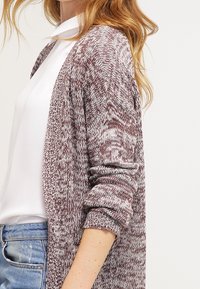 Cardigan lungo aperto realizzato in materiale a maglia testurizzato in una combinazione di colori bordeaux e crema. Presenta maniche lunghe e polsini a coste.