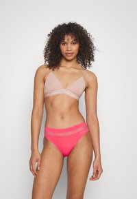 Calvin Klein Underwear BIKINI PERFECTLY FIT - Klasični kroj - cerise lipstick