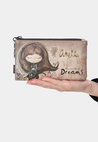 Cartera metálica dorada con cremallera que presenta a una niña de dibujos animados con cabello castaño, acentos brillantes y el texto "AneKke el mundo de los Sueños."