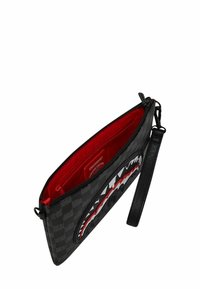 Pochette da polso a scacchi nera con design di denti di squalo sul fronte, foderatura interna rossa, chiusura con zip e tracolla nera removibile.