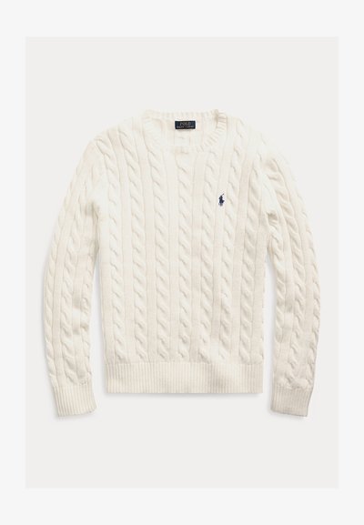 Bílý svetrový svetr s kulatým výstřihem a dlouhými rukávy s tmavě modrým logem Polo Ralph Lauren na hrudi.