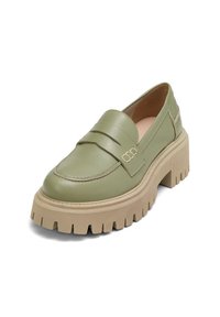 Grønne læder loafers med en kraftig tan platformsole, der har syede detaljer og dobbelte topstropper. Glat tekstur og rund form.