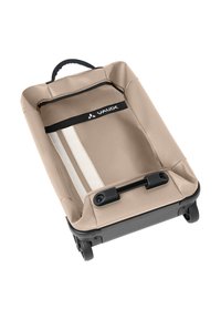 Carrello su ruote con interno in tessuto beige e base in plastica grigia. Presenta una maniglia nera per il traino e strisce bianche decorative. Dimensioni non specificate.