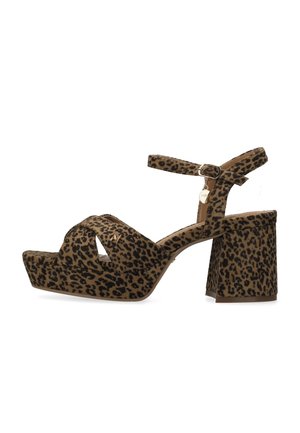 Sandales à plateforme imprimé léopard avec un talon bloc épais, un design à lanières croisées, une fermeture par boucle, une texture douce et un accent doré.