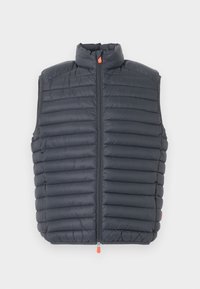 Μαύρο αμάνικο καπιτονέ γιλέκο με οριζόντιες ραφές, μπροστινό φερμουάρ με πορτοκαλί ταινίες τραβήγματος και όρθιο γιακά σε λευκό φόντο.