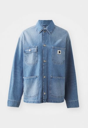 Veste en denim bleu clair avec un col, des boutons à l'avant et quatre poches. Présente un logo en patch sur la poitrine gauche et des boutons métalliques.
