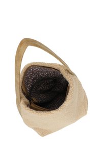 Borsa a mano in pelliccia sintetica beige con una texture morbida, dotata di un manico singolo e un interno scuro con pois, completo di una tasca con zip.