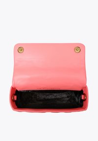 Borsa a tracolla rosa in pelle con chiusura a scatto dorata, un interno aperto con una fodera nera a motivi e una forma rettangolare strutturata.