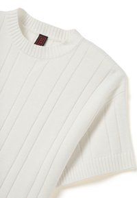 Maglione a coste crema con collo rotondo, maniche corte e un motivo testurizzato; presenta un orlo piatto e testurizzato e un'etichetta del marchio all'interno.
