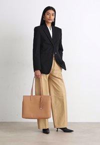 Calvin Klein MUST MEDIUM - Pirkinių krepšys - lion