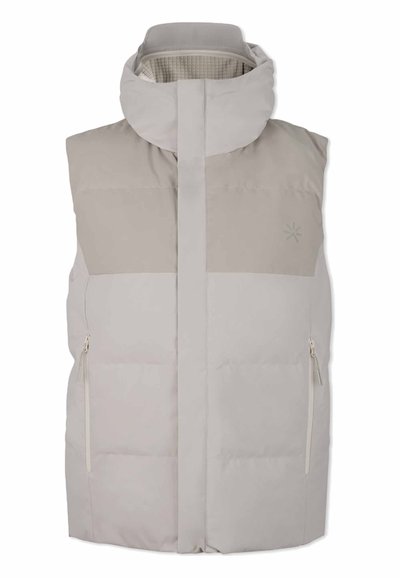 Svetle šedá bezrukávová péřová vesta s vysokým límcem, s prošívanou podšívkou a dvěma bočními kapsami na zip. Minimalistický design.