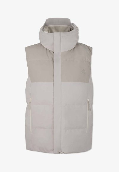 Ljust grå ärmlös pufferväst med hög krage, med en vadderad innervändning och två sidofickor med dragkedja. Minimalistisk design.