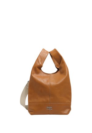 Bolso de cuero marrón con un asa suave y flexible y una correa de tela beige para el hombro, con el logotipo de "Bimba y Lola" en la parte frontal.