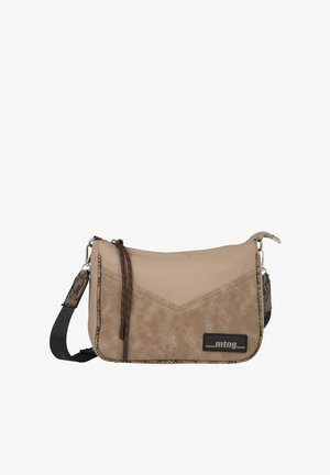 Bolso cruzado beige con un panel de ante texturizado, costuras diagonales y una correa negra con un acento naranja. Logo visible en la parte frontal.