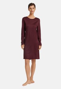 Långärmad borgundy klänning gjord av mjukt tyg, med rund halsringning och en avslappnad passform, som slutar ovanför knäna.