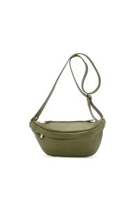 Sac bandoulière en cuir vert olive à la forme incurvée, avec un logo embossé et une sangle ajustable. Surface texturée et fermeture éclair.