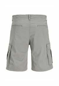 Graue Cargo-Shorts mit lockerem Schnitt, ausgestattet mit vier Taschen, zwei Seitentaschen und Gürtelschlaufen. Hergestellt aus leichtem, strapazierfähigem Stoff.