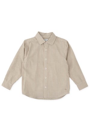 Camisa de manga larga a rayas en marrón claro y crema, con cierre de botones en el frente, cuello puntiagudo y dobladillo redondeado. Presenta botones blancos y detalles en los puños.