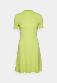 Pletené šaty v jasně limetkové barvě, s vysokým výstřihem, krátkými rukávy a rozšířenou sukní s žebrovanou texturou po celé ploše.
