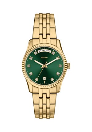 Horloge met goudkleurige afwerking, een groene wijzerplaat, diamantachtige markers en dag-/datumweergave. Beschikt over een metalen schakelarmband en een gestructureerde bezel.