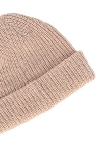 Stickad mössa i mjuk, ljus beige med ribbad textur och uppvikt kant, designad för värme och komfort i kallare väder.