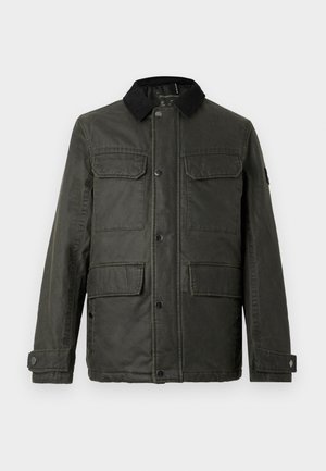 Jachetă lungă de culoare verde închis, cu mâneci lungi, guler din catifea neagră, patru buzunare frontale cu clapete, nasturi tip snap și manșete ajustabile.