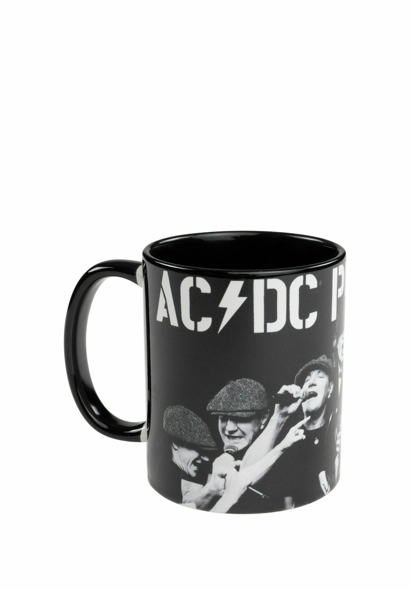 Tazza in ceramica nera con stampe grafiche degli AC/DC in bianco, raffigurante musicisti con cappelli, sfondo nero e finitura lucida.