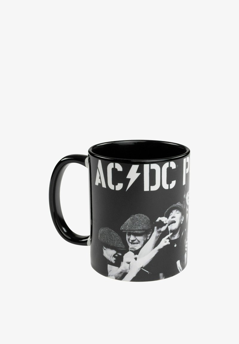 Tazza in ceramica nera con stampe grafiche degli AC/DC in bianco, raffigurante musicisti con cappelli, sfondo nero e finitura lucida.