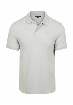Hellgraues Polohemd mit kurzen Ärmeln, Zwei-Knopf-Leiste, Barbour-Logo auf der Brust und kleinem besticktem Schildemblem unter dem Logo.
