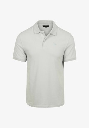 Lichtgrijs poloshirt met korte mouwen, twee knopen aan de hals, Barbour-logo op de borst en een klein geborduurd schildembleem onder het logo.