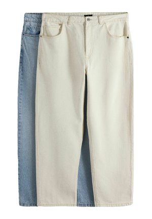 Zwei Paar Jeans mit geradem Bein, eines cremefarben vorne und eines hellblau hinten, flach liegend dargestellt mit Fronttaschen und Knopfverschluss.