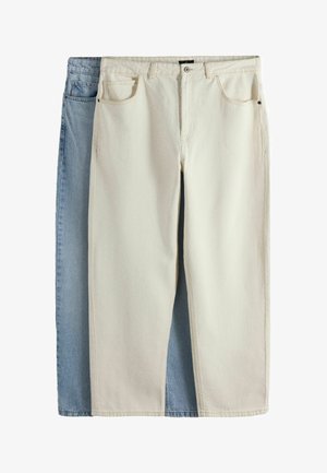 To par straight-leg jeans, den ene cremefarvet foran og den anden lyseblå bagved, vist fladt med forlommer og knaplukning.