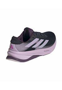 Scarpa sportiva nera e viola con tomaia in rete traspirante, suola testurizzata, tre strisce bianche e una soletta lavanda imbottita.