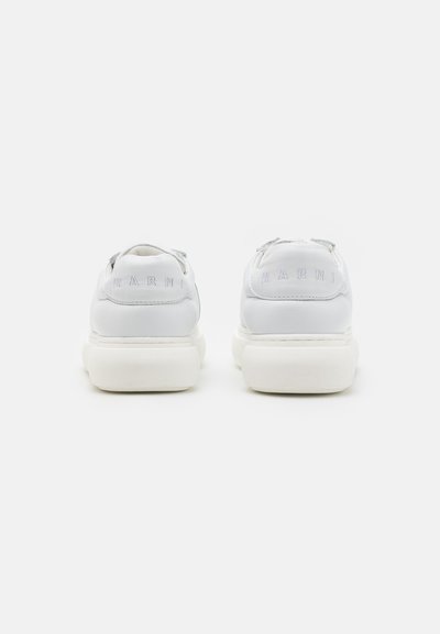Weiße Leder-Sneaker mit strukturierten Akzenten und einer voluminösen weißen Sohle. Der Markenname "Marni" ist auf der Rückseite geprägt.