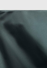 Temnozelen satenast material z gladko, odbojno teksturo, ki prikazuje subtilne sence in nežne drape.
