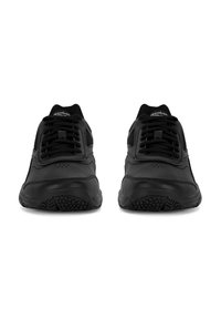 Mustad mustashooed mustega nahast pealsega, tekstureeritud kummitald ja seotud disain. Omab ventilatsiooni paneele ja tagasihoidlikku brändingut.