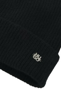 Czarna dzianinowa czapka beanie o ribbowym wzorze, z metalową metką z logo "HUGO" z przodu. Wykonana z miękkiej wełny.