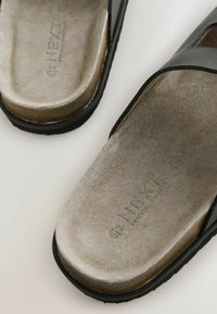 Schwarze Rutsch-Sandalen mit einem Obermaterial aus kunstleder, gepolstertem grauem Wildlederfußbett und strapazierfähiger Gummisohle mit leichter Erhöhung für Komfort.