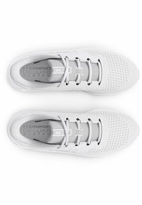 Scarpe sportive bianche con una parte superiore in mesh traspirante, superficie texture e suola in gomma. Presentano lacci e suole imbottite per il comfort.