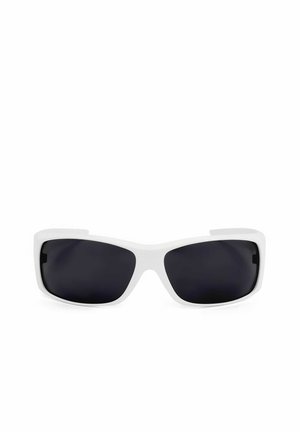 Occhiali da sole con montatura rettangolare bianca e lenti nere solide, mostrati su uno sfondo bianco uniforme.