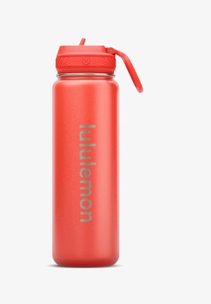 Czerwona izolowana butelka na wodę z zakrętką na słomkę i pionowym logo "lululemon" na korpusie na białym tle.