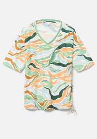 T-shirt à manches courtes col en V avec des rayures ondulées abstraites vertes, orange, blanches et grises et un cordon réglable à l’ourlet inférieur.