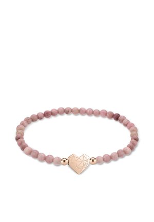 Armband mit runden rosa Perlen und einem geometrischen roségoldenen Herzanhänger in der Mitte, flankiert von zwei glatten roségoldenen Kugeln.