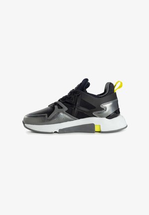 Scarpa da ginnastica nera e grigia con tomaia testurizzata, dettagli metallici e suola bianca con un inserto giallo sul tallone e battistrada decorato.