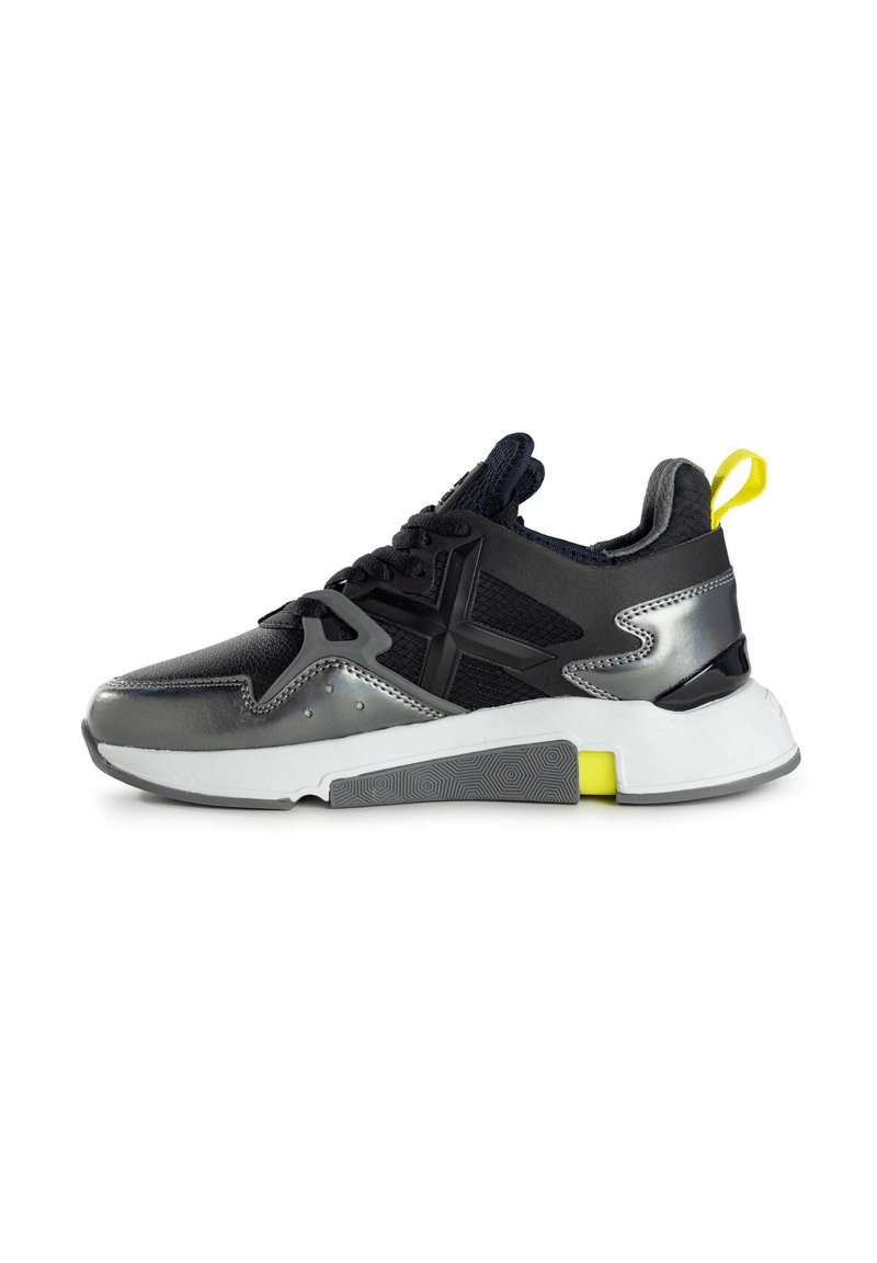 Scarpa da ginnastica nera e grigia con tomaia testurizzata, dettagli metallici e suola bianca con un inserto giallo sul tallone e battistrada decorato.