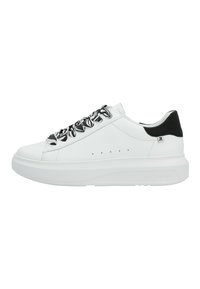 Baskets blanches avec une tige en cuir texturé, une semelle extérieure blanche épaisse, un accent de talon noir et des lacets à motifs noir et blanc.