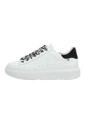 Baskets blanches avec une tige en cuir texturé, une semelle extérieure blanche épaisse, un accent de talon noir et des lacets à motifs noir et blanc.